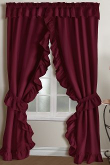 Burgundy κουρτίνες σε ένα φωτεινό δωμάτιο