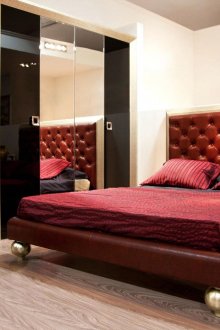 Κρέμα, χρυσά και μπορντό χρώματα στο υπνοδωμάτιο