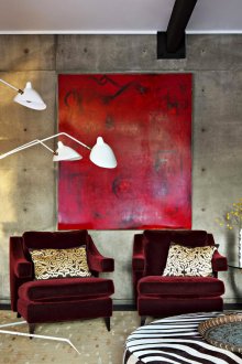 Γκρι, μπορντό και άλλα χρώματα στο εσωτερικό του καθιστικού