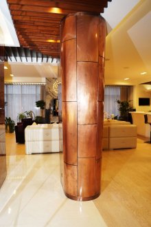 Χάλκινη στήλη στο εσωτερικό