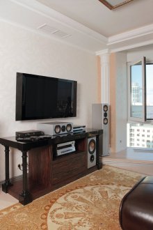 Λευκές νεοκλασικές στήλες