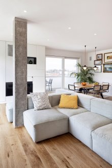 Σκυρόδεμα στήλη σε ένα μινιμαλιστικό εσωτερικό