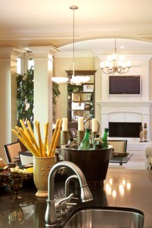 Στήλες για τη διαίρεση του καθιστικού και των χώρων κουζίνας