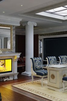 Στήλες σε κλασικό εσωτερικό με τζάκι