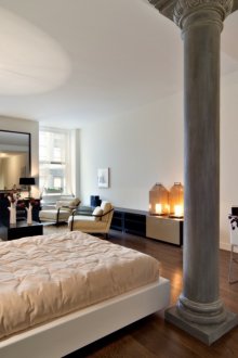 Γκρίζα στήλη σε ένα ελαφρύ εσωτερικό