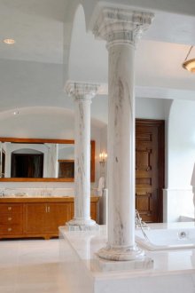 Πέτρινη στήλη στο μπάνιο