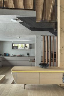 Ξύλινες και σκυρόδετες στήλες σε ένα μοντέρνο εσωτερικό