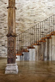 Διακοσμητική στήλη από πέτρα και ξυλόγλυπτο ξύλο