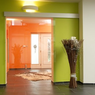 Γυάλινη συρόμενη πόρτα