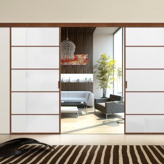 Καφέ και λευκές συρόμενες πόρτες