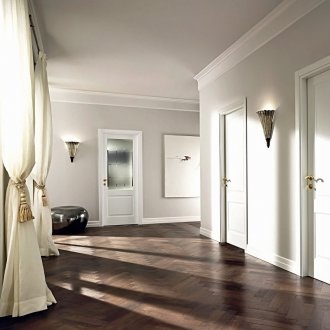 Λευκές πόρτες ταλάντευσης σε ένα κλασικό εσωτερικό