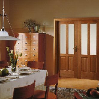 Δύο καφέ πόρτες ταλάντευσης στο εσωτερικό