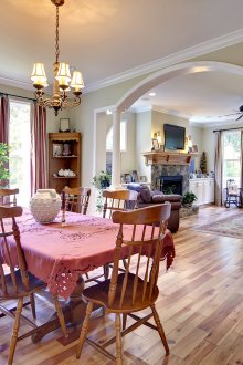 Κορνίζες σε ρουστίκ εσωτερικό