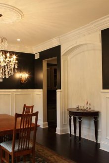 Κορνίζες σε ασπρόμαυρους τοίχους