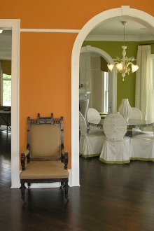 Λευκά καλούπια στον πορτοκαλί τοίχο στο διάδρομο