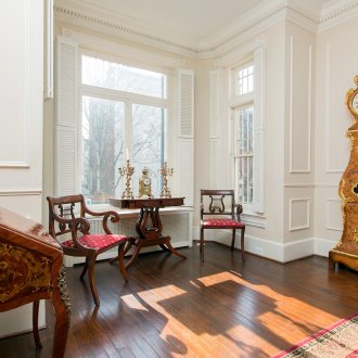 Κορνίζες σε ένα δωμάτιο σε κλασικό στιλ