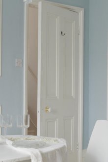 Κορνίζες στο εσωτερικό της τραπεζαρίας