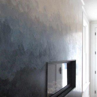 Τείχος κλίσης με διαφορετικά χρώματα γύψου