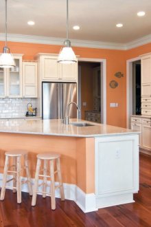 Ροδάκινο τοίχοι και μέρος του νησιού στην κουζίνα