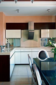 Ροδάκινο τοίχους στο εσωτερικό της κουζίνας με μπαρ πρωινού και τραπεζαρία