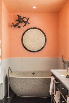 Μέρος των τοίχων ζωγραφισμένα με ροδάκινο στο μπάνιο