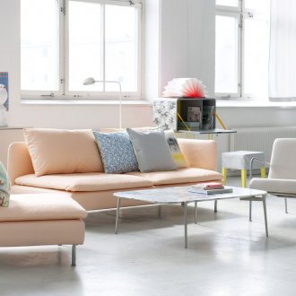 Ροδάκινο καναπέ και πολυθρόνα σε ένα φωτεινό εσωτερικό