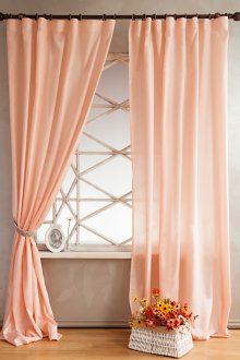 Όμορφες κουρτίνες ροδακινιάς στο εσωτερικό