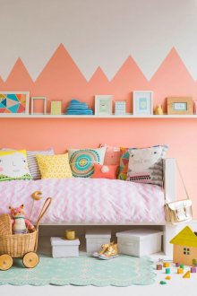 Νηπιαγωγείο με λευκούς και ροδακινιούς τοίχους