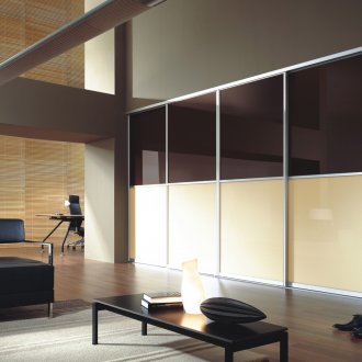 Γυαλιστερή πρόσοψη δύο τοίχων από μια ενσωματωμένη ντουλάπα