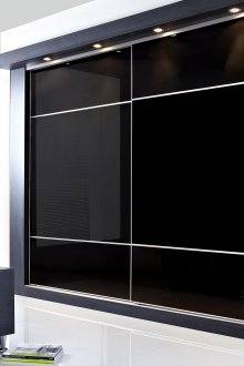 Μαύρη εντοιχισμένη ντουλάπα με φωτισμό