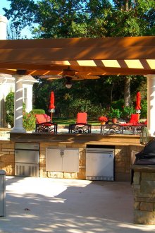 Καλοκαιρινή κουζίνα με μπάρμπεκιου στο οικόπεδο