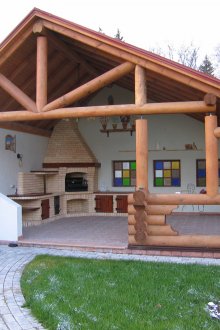 Μπάρμπεκιου σε ένα μεγάλο σκεπαστό κιόσκι