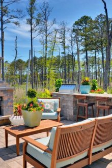 Τζάκι και σχάρα στη βεράντα κοντά στο σπίτι