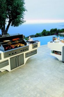 Μεγάλη σχάρα μπάρμπεκιου στη βεράντα