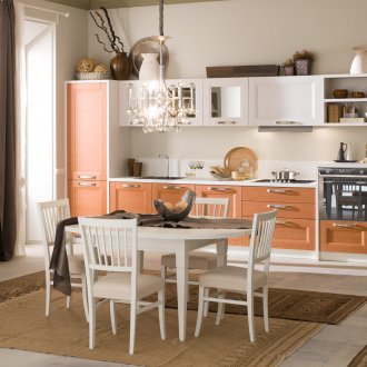 Λευκή και πορτοκαλί κουζίνα vintage στυλ με καφέ χαλιά και κουρτίνες.