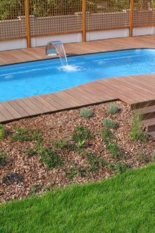 Όμορφη εξωτερική πισίνα