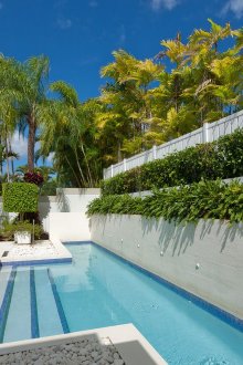 Μεγάλη πισίνα από το φράχτη