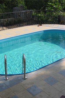 Σταθερή πισίνα στο χώρο του ξενοδοχείου