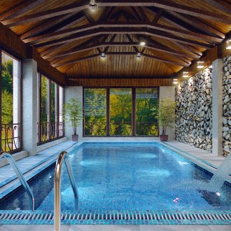 Πισίνα με καταρράκτη σε εξοχική κατοικία