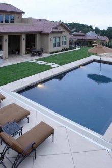 Όμορφη πισίνα πίσω αυλή