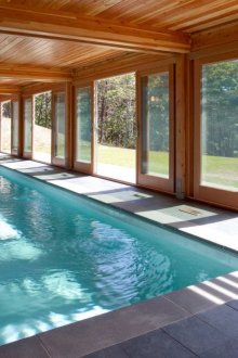 Μεγάλη εσωτερική πισίνα