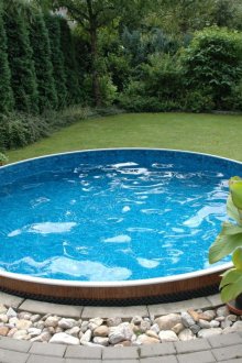 Μικρή στρογγυλή πισίνα στο οικόπεδο