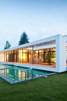 Εξωτερική πισίνα σε ένα μινιμαλιστικό σπίτι