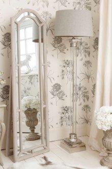 Μπεζ-γκρι ταπετσαρία στο λουλούδι στο υπνοδωμάτιο