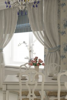 Λευκή και μπλε ταπετσαρία floral στην κουζίνα