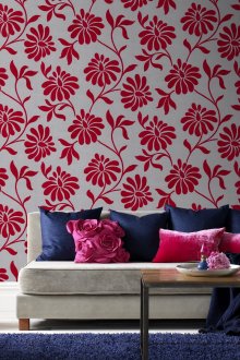 Κόκκινο-γκρι floral ταπετσαρία με μια μεγάλη εκτύπωση στο σαλόνι