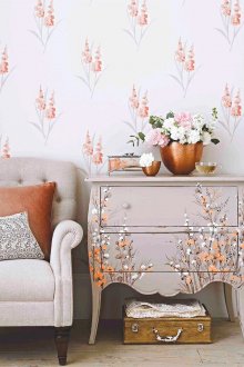 Αρμονικός συνδυασμός φυτικής ταπετσαρίας και επίπλων στο εσωτερικό