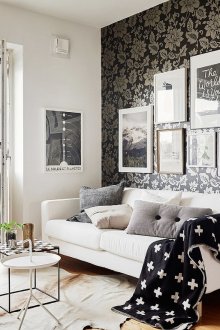 Ασημί-μαύρη ταπετσαρία floral στο σαλόνι
