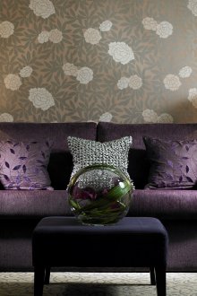 Καφέ-γκρι ταπετσαρία σε ένα λουλούδι στο σαλόνι