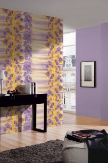 Καθιστικό με φωτεινό κίτρινο λουλούδι ταπετσαρία